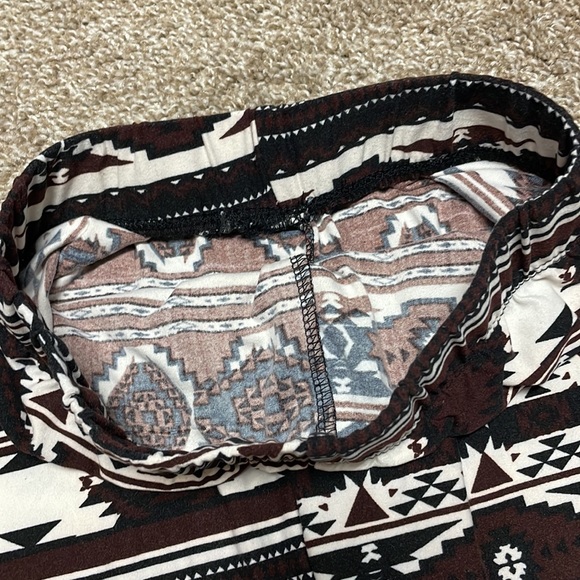4/$24🦩 Aztec Leggings - Picture 5 of 8